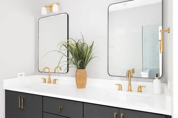 浴室是灰色的虚荣 金色的灯和水龙头 白色的大理石台面 — 图库照片