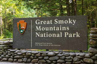 GATLINBURG, TN, ABD - 1 Ağustos 2022: Yolun kenarındaki Büyük Smoky Dağları Ulusal Parkı tabelası.