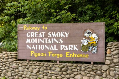 PIGEON ForGE, TN, ABD - 1 AĞUSTOS 2022: Yolun kenarındaki Büyük Smoky Dağları Ulusal Parkı tabelası.