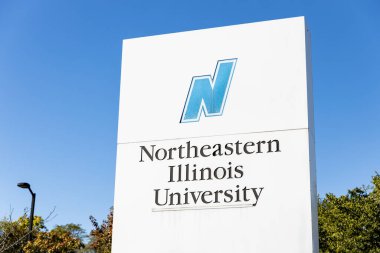 Chicago, IL, ABD - 3 Ekim 2022: Kuzeydoğu Illinois Üniversitesi Chicago 'nun kuzeybatı yakasında yaklaşık 9.000 öğrencisiyle birlikte bir devlet üniversitesidir..