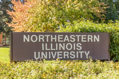 Chicago, IL, ABD - 3 Ekim 2022: Kuzeydoğu Illinois Üniversitesi Chicago 'nun kuzeybatı yakasında yaklaşık 9.000 öğrencisiyle birlikte bir devlet üniversitesidir..