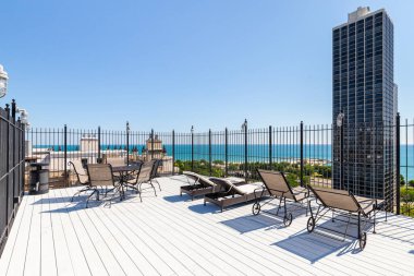 Chicago, IL, ABD - 10 Temmuz 2022: Kuzey Bulvarı Sahili ve Michigan Gölü üzerinde bir Chicago gökdeleni üzerinde bir çatı terası.