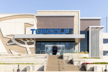 NAPERVILLE, IL, ABD - 13 Kasım 2022: Topgolf üç katlı golf sahaları ve her yaş için eğlenceli bir eğlence kompleksi.