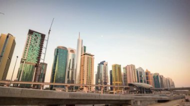 Gün batımında Dubai marinası Şeyh zayi trafik yolu panoraması, 4k zaman dilimi, BAE