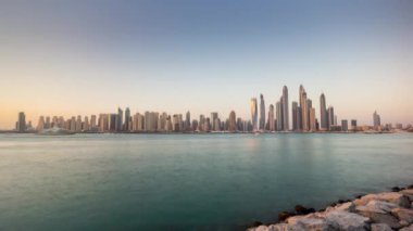 Gün batımı ünlü Palm Island ünlü Dubai marinası Bay Panorama 4k zaman dilimi uae