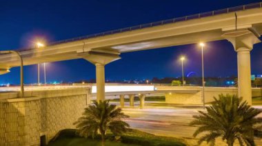Dubai 'de gece hayatı. Yol trafiği, panorama, 4k, zaman aşımlı İHA.