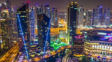 Dubai 'de gece hayatı. Yol trafiği, panorama, 4k, zaman aşımlı İHA.