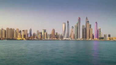 Gün batımı ünlü Palm Island ünlü Dubai marinası Bay Panorama 4k zaman dilimi uae