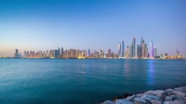 Gün batımı ünlü Palm Island ünlü Dubai marinası Bay Panorama 4k zaman dilimi uae