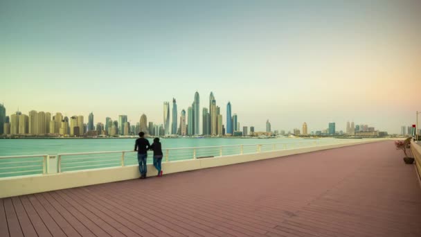 Puesta Del Sol Cielo Palmera Isla Famosa Acera Bahía Dubai — Vídeos de Stock