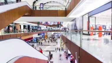 DUBAI, BAE - Ocak 2017: Ünlü Dubai alışveriş merkezi kalabalık panorama 4k zaman aşımı uae