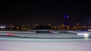 Dubai 'nin ünlü motor kenti yarış pisti, zaman geçiyor.