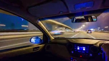 Gece Abu dhabi Dubai yolu yolcusu araba paneli 4k zaman ayarlı.