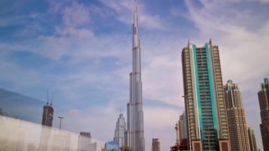 DUBAI, BAE - 29 HAZİRAN 2017: Gün zamanı Dubai şehri dünyanın en yüksek binası Palmiye ağacı panorama 4k dolaylarında 29 Ocak 2017 Dubai, Birleşik Arap Emirlikleri.