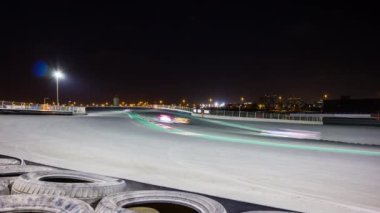 Dubai 'nin ünlü motor kenti yarış pisti, zaman geçiyor.