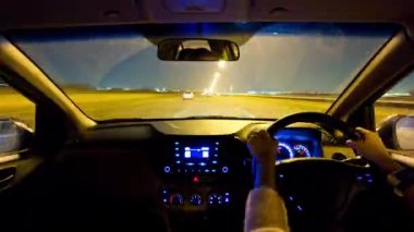 Gece Abu dhabi Dubai yolu yolcusu araba paneli 4k zaman ayarlı.