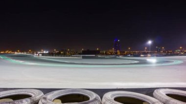 Dubai 'nin ünlü motor kenti yarış pisti, zaman geçiyor.