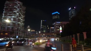 JAKARTA, INDONESIA - CIRCA 2020: Jakarta şehri gece vakti ünlü kalabalık trafik sokağı, panorama 4k Endonezya 'yı aydınlattı
