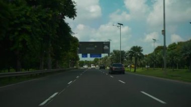 JAKARTA, INDONEZYA - CRCA 2020: Güneşli bir gün Jakarta kenti yoğun trafik caddesi kavşağı, 4k Endonezya