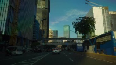 JAKARTA, INDONEZYA - CRCA 2020: Güneşli bir gün Jakarta kenti yoğun trafik caddesi kavşağı, 4k Endonezya