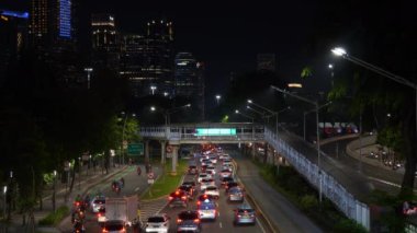 JAKARTA, INDONESIA - CIRCA 2020: Jakarta şehri gece vakti ünlü kalabalık trafik sokağı, panorama 4k Endonezya 'yı aydınlattı
