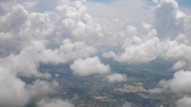 Jakarta üzerinde yaz günü uçuşu, bulutlar pencere kanadı pov, panorama, 4k