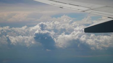 Jakarta üzerinde yaz günü uçuşu, bulutlar pencere kanadı pov, panorama, 4k