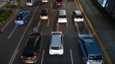 JAKARTA, INDONEZYA - CRCA 2020: Güneşli bir gün Jakarta kenti yoğun trafik caddesi kavşağı, 4k Endonezya