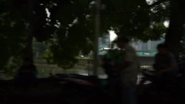 JAKARTA, INDONEZYA - CRCA 2020: Güneşli bir gün Jakarta kenti yoğun trafik caddesi kavşağı, 4k Endonezya