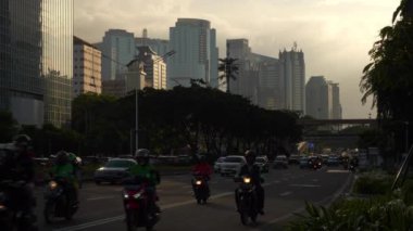 JAKARTA, INDONEZYA - CRCA 2020: Güneşli bir gün Jakarta kenti yoğun trafik caddesi kavşağı, 4k Endonezya