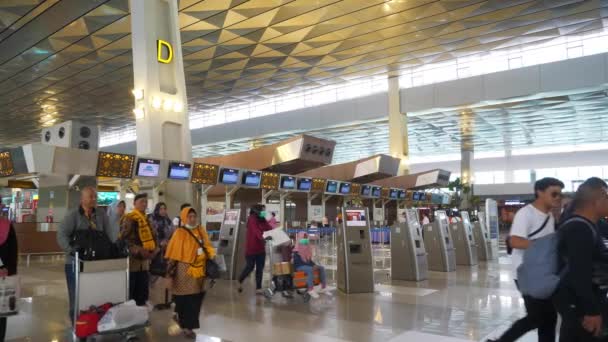 Jakarta Indonézia Circa 2020 Zsúfolt Soekarno Hatta Nemzetközi Repülőtér Nappal — Stock videók