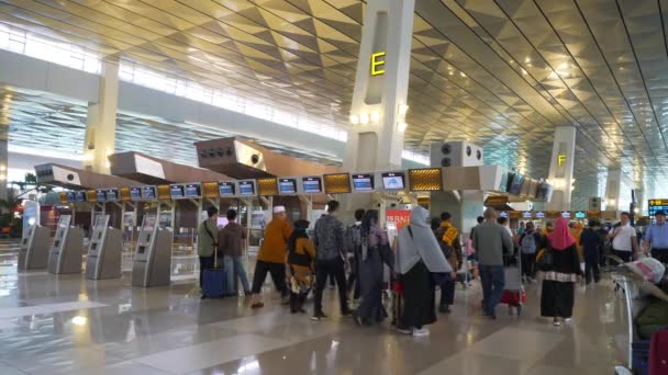 Джакарта Индонезия Circa 2020 Переполненный Международный Аэропорт Сукарно Хатта Днем — стоковое видео