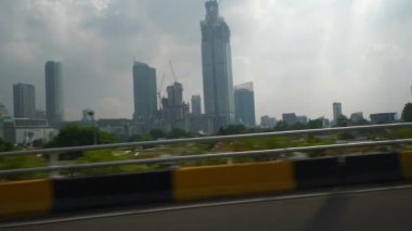JAKARTA, INDONEZYA - CRCA 2020: Güneşli bir gün Jakarta kenti yoğun trafik caddesi kavşağı, 4k Endonezya