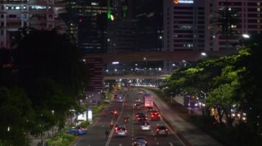 JAKARTA, INDONESIA - CIRCA 2020: Jakarta şehri gece vakti ünlü kalabalık trafik sokağı, panorama 4k Endonezya 'yı aydınlattı