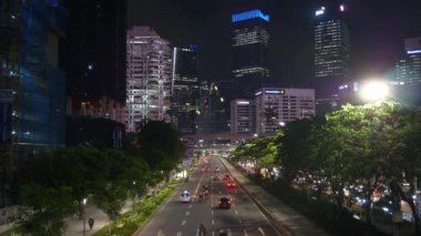 JAKARTA, INDONESIA - CIRCA 2020: Jakarta şehri gece vakti ünlü kalabalık trafik sokağı, panorama 4k Endonezya 'yı aydınlattı