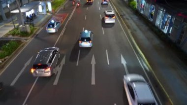 JAKARTA, INDONESIA - CIRCA 2020: Jakarta şehri gece vakti ünlü kalabalık trafik sokağı, panorama 4k Endonezya 'yı aydınlattı