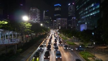 JAKARTA, INDONESIA - CIRCA 2020: Jakarta şehri gece vakti ünlü kalabalık trafik sokağı, panorama 4k Endonezya 'yı aydınlattı