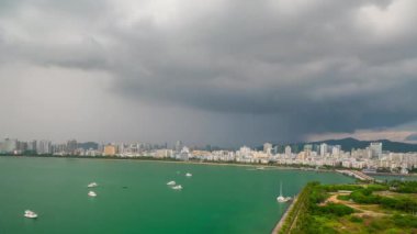 Sanya, HAINAN, ÇİN - 28 Eylül 2018 Sanya City 'nin ünlü sahili sahili sahili panoraması. 4k, zaman aşımı