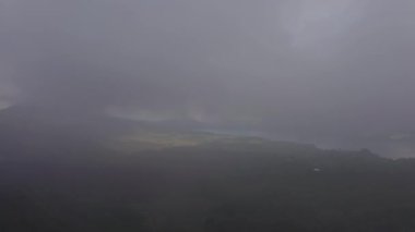 Gündüz vakti yağmurlu bulutlu Bali adası ünlü volkanik krater gölü kıyı şeridi panorama 4k Endonezya