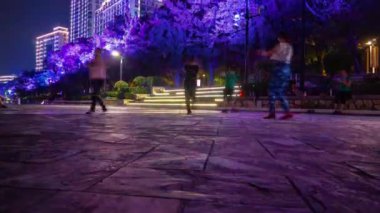SANA, HAINAN, ÇİN - SEPTEMBER 28 2018: gece vakti Sanya City nehir kıyısı dans sınıfı panorama 4k zaman kavramı yaklaşık 28 Eylül 2018 sanya, hainan, hainan, china.