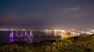 Gece aydınlatılmış Hainan Adası Sanya Körfezi Apartmanı Panorama 4k zaman dilimi Çin porseleni