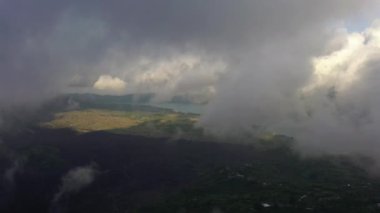 Gündüz vakti yağmurlu bulutlu Bali adası ünlü volkanik krater gölü kıyı şeridi panorama 4k Endonezya