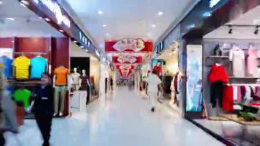 gece saat ışıklı sanya şehir ünlü turistik market street Panorama 4 k hainan Adası Çin yürüyüş