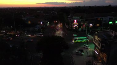 BALI, INDONESIA - CIRCA 2020: Gece aydınlatılmış bali adası, ünlü işlek cadde kavşağı havası panorama 4k Endonezya
