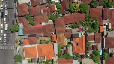 Şehir trafiği kavşağında güneşli bir gün olan Bali Adası uçuşu, gökyüzü tepeden aşağı panorama, 4K Endonezya