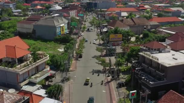 Solig Dag Bali Flygning Över Staden Trafik Gata Korsning Antenn — Stockvideo