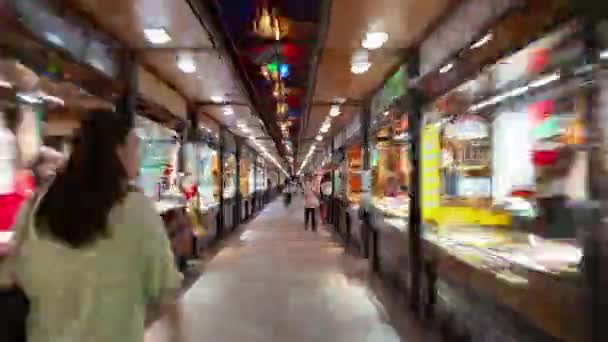 夜间灯火通明的三亚市著名旅游市场街道步行全景4K 海南岛中国 — 图库视频影像