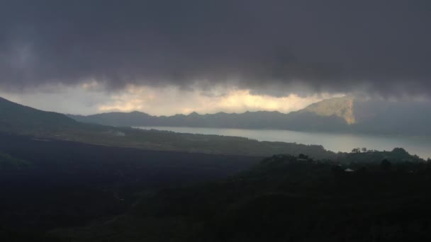 雨云巴林岛著名的火山口湖海岸线空中全景4K印度尼西亚 — 图库视频影像