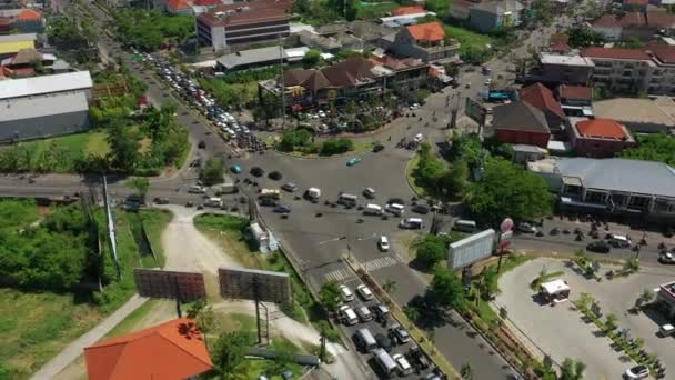 Solig Dag Bali Flygning Över Staden Trafik Gata Korsning Antenn — Stockvideo