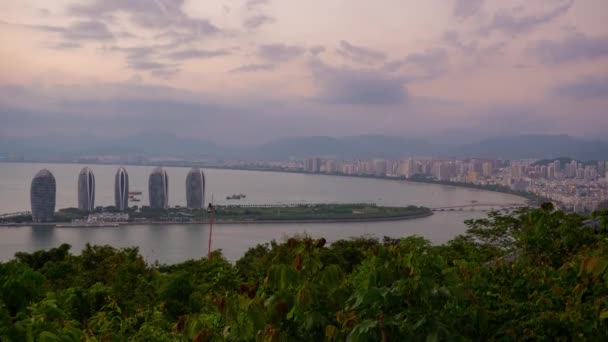 中国海南三亚市 2018年9月28日 三亚市著名的海滨海湾全景 时间差 — 图库视频影像